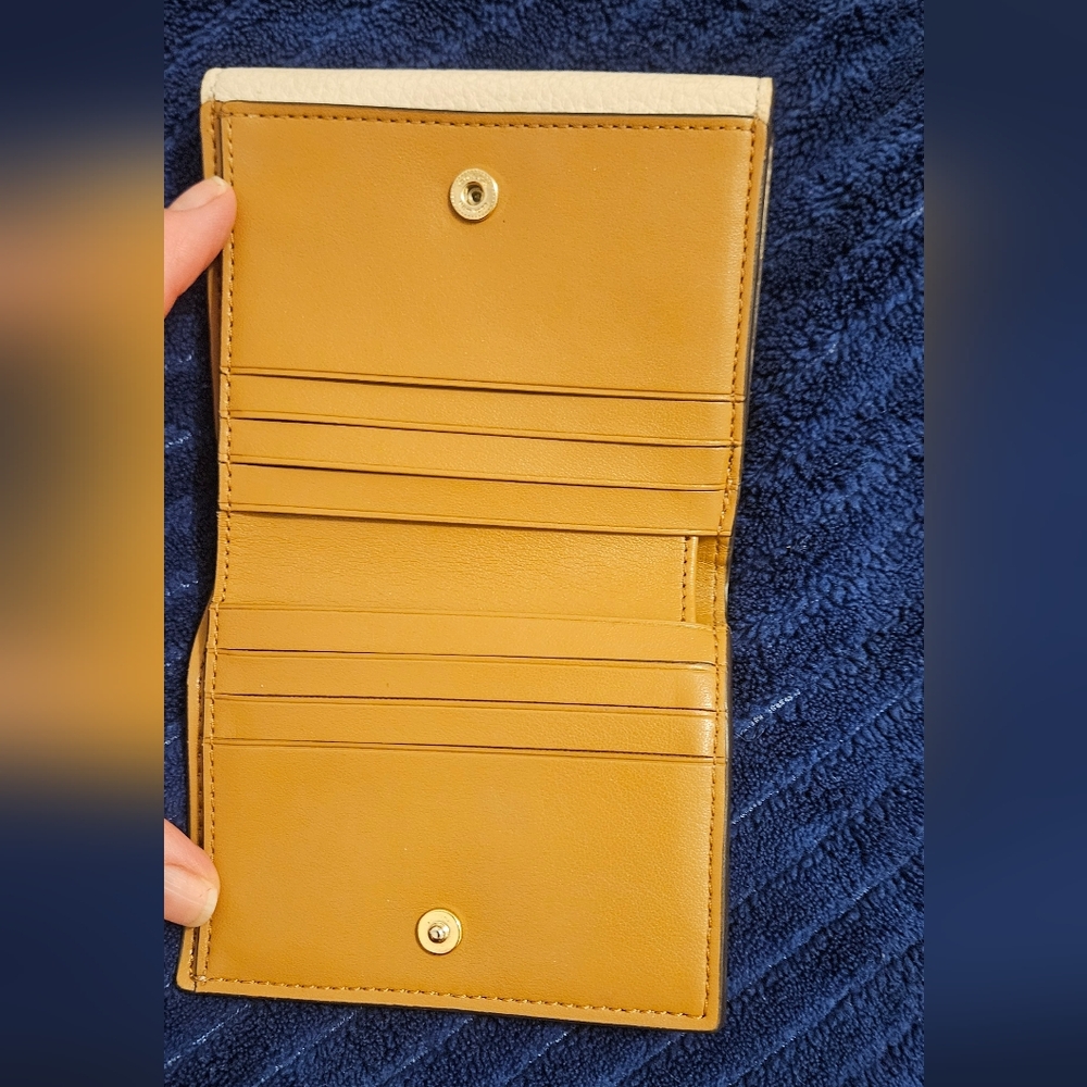 COACH GEORGIE SMALL PEBBLED LEATHER TRIFOLD WALLET IN CHALK WHITE - Picture 4 of 10